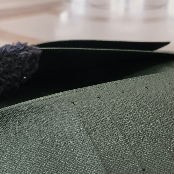 Louis Vuitton Long Wallet Taiga ALMOST PERFECT. - Picture 9 of 16